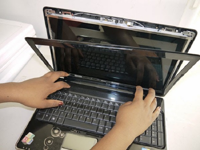 Sửa laptop dell asus lenovo vaio bị gãy bản lề uy tín